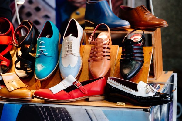 La mode des années 1920 en portant des chaussures rétro