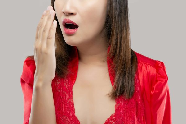 Comment les cliniques dentaires traitent-elles l'halitose (mauvaise haleine) ?